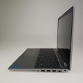 Dell Latitude 5520 – po prawej stronie z dostępem do portów i wentylacją boczną