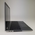 Dell Latitude 5520 – od tyłu, z tylnymi zawiasami i tylna część laptopa