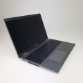 Dell Latitude 5520 – z zamkniętą klapą, klapa matrycy z logo producenta