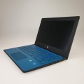 HP – zamknięty laptop, zamknięta pokrywa z logo producenta