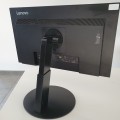Lenovo – ujęcie z prawej strony i podstawa monitora