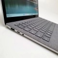 Microsoft Surface 3 1867 – od tyłu, z tylnymi zawiasami i tylna część laptopa