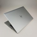 HP EliteBook 745 G5 – widok z przodu otwarty wyświetlacz i klawiatura
