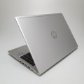 Laptop HP ProBook 450 G6 – widok z przodu z otwartą klapą matrycy ekran i klawiatura