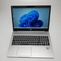 Laptop HP ProBook 450 G7 – prawa strona laptopa z dostępem do portów USB i czytnikiem kart SD