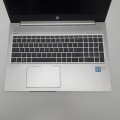 HP ProBook 450 G7 – tył laptopa, z otworami wentylacji i logo producenta