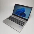Laptop HP ProBook 450 G7 – spód obudowy z naklejkami serwisowymi