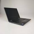 Laptop Lenovo – widok z przodu rozłożony wyświetlacz i klawiatura