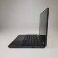 Lenovo – ujęcie z prawej strony z portami i gniazdem Kensington