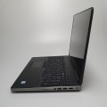 Dell Precision 7520 – prawy bok ze złączami USB i czytnikiem kart SD