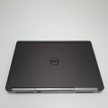 Laptop Dell Precision 7520 – spód obudowy z kratkami wentylacji