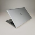 HP EliteBook 850 G8 – widok z przodu otwarty wyświetlacz i palmrest