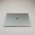 HP EliteBook 850 G8 – ujęcie z lewej strony z portami USB i wentylacją
