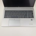 HP EliteBook 850 G8 – od spodu z dostępem do dysku