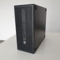 PC HP 800 G2 – prawy bok komputera z naklejką serwisową