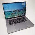 Laptop Apple MacBook Pro A2141 – po lewej stronie z portami i otworami wentylacji