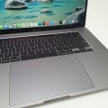 Apple MacBook Pro A2141 – część tylna obudowy, z zawiasami matrycy i naklejka znamionowa