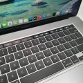 Apple MacBook Pro A2141 – po złożeniu, obudowa od góry z logo producenta