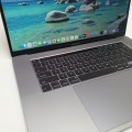 Apple MacBook Pro A2141 – tył laptopa, z mocowaniem ekranu z kratką wentylacji