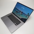 Apple MacBook Pro A2141 – zbliżenie na porty USB do peryferiów