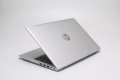 HP ProBook 450 G8 – część tylna obudowy, z zawiasami matrycy i tylna krawędź obudowy
