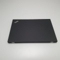 Laptop Lenovo ThinkPad T590 – od przodu otwarty ekran i blok klawiszy