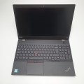 Lenovo ThinkPad T590 – spód laptopa z naklejkami serwisowymi