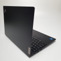 Lenovo ThinkPad E15 Gen – tył obudowy, z tylnymi zawiasami i logo producenta