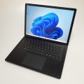 Laptop Microsoft Surface 3 1868 – od przodu rozłożony wyświetlacz i klawiatura