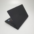 Fujitsu LifeBook U729 – od przodu rozłożony wyświetlacz i klawisze