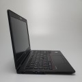 Fujitsu LifeBook U729 – ujęcie z tyłu, z otworem wylotowym wentylacji i naklejka znamionowa