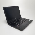 Laptop Fujitsu LifeBook U729 – zamknięty laptop, górna część obudowy z teksturą obudowy