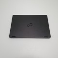 Laptop Fujitsu LifeBook U728 – widok z przodu z otwartą klapą matrycy ekran i klawisze funkcyjne