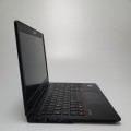 Laptop Fujitsu LifeBook U728 – tylna krawędź, z tylnymi zawiasami i logo producenta