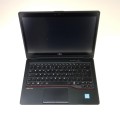 Fujitsu LifeBook U728 – spód laptopa z dostępem do dysku
