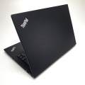 Lenovo ThinkPad T14 Gen – lewy bok obudowy z dostępem do portów USB i wentylacją