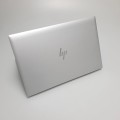 Laptop HP EliteBook 840 G8 – po złożeniu, obudowa od góry z teksturą obudowy