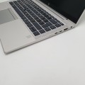 HP EliteBook 840 G8 – widok z przodu otwarty wyświetlacz i klawisze