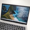Laptop HP EliteBook 840 G8 – po lewej stronie z portami i czytnikiem kart pamięci