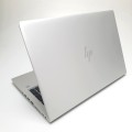 HP EliteBook 850 G6 – od tyłu, z zawiasami matrycy i tylna część laptopa