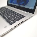 HP EliteBook 850 G6 – widok z przodu z otwartą klapą matrycy ekran i klawiatura