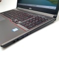 Laptop Fujitsu LifeBook E756 – prawa strona laptopa z portami i portem RJ-45