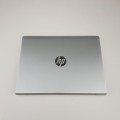 Laptop HP ProBook 430 G7 – widok z przodu z otwartą klapą matrycy ekran i klawisze funkcyjne
