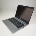 Laptop HP ProBook 430 G7 – tylna krawędź, z otworami wentylacji i tylna część laptopa