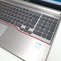Laptop Fujitsu LifeBook E756 – od przodu rozłożony ekran i blok klawiszy