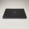 Dell Latitude 5501 – widok z przodu rozłożony wyświetlacz i palmrest