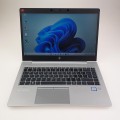 Laptop HP EliteBook 840 G5 – mechanizm zawiasów z widoczną osią obrotu
