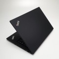 Lenovo ThinkPad T495 – widok z przodu z otwartą klapą matrycy ekran i klawiatura