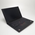 Lenovo ThinkPad T495 – tylna część obudowy, z tylnymi zawiasami i logo producenta