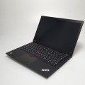 Laptop Lenovo ThinkPad T495 – po złożeniu, zamknięta pokrywa z logo producenta